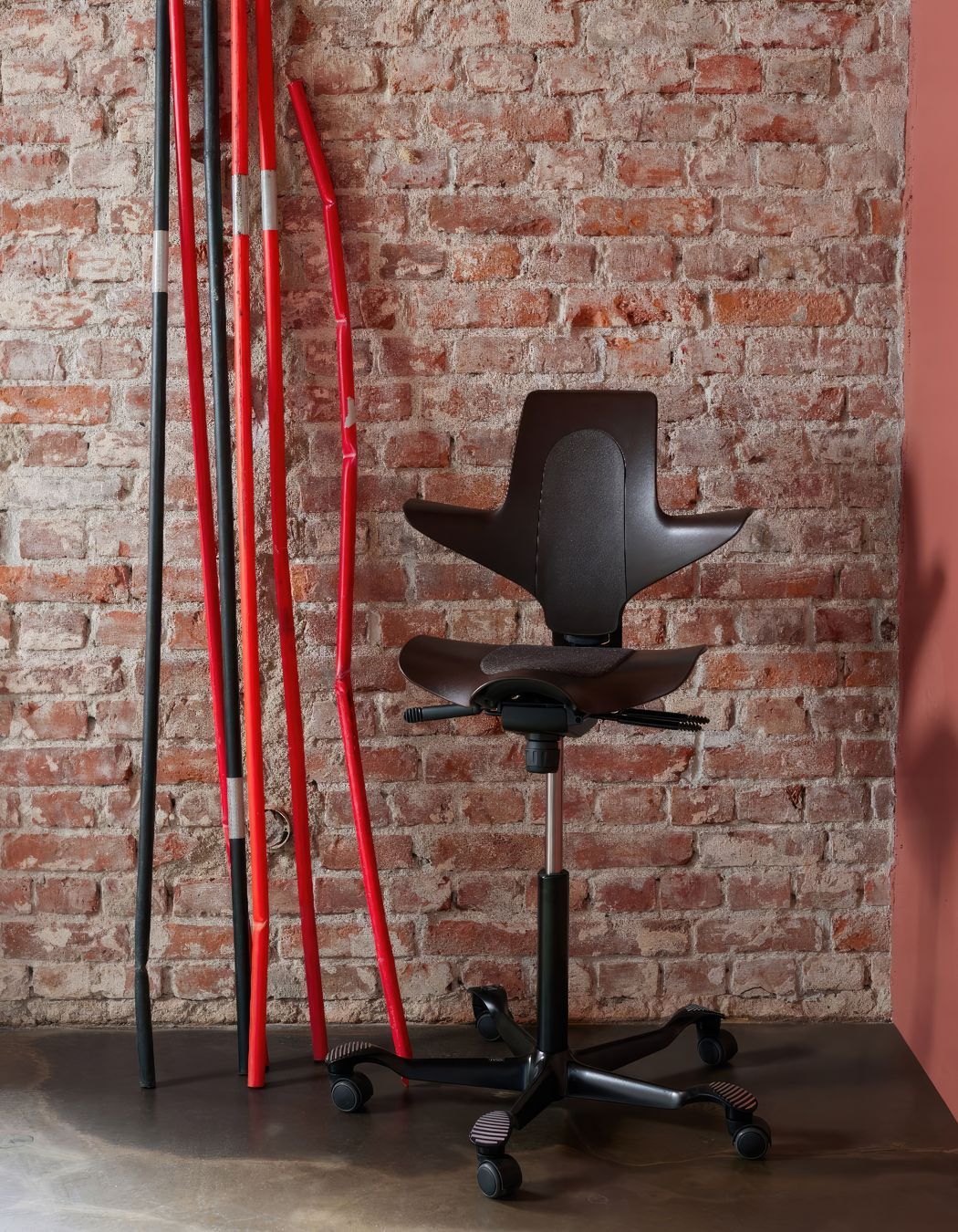 In 2022 we launched full-scale production of our HÅG Capisco Puls chairs made from recycled plastic obtained from broken and discarded snow plough markers.