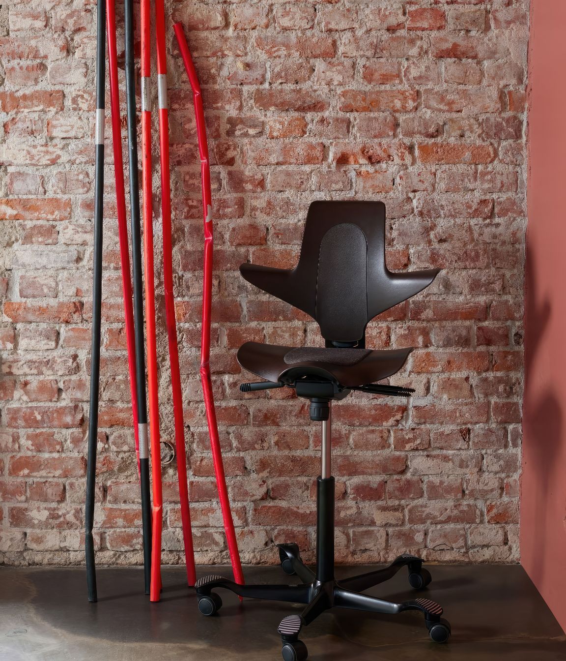 In 2022 we launched full-scale production of our HÅG Capisco Puls chairs made from recycled plastic obtained from broken and discarded snow plough markers.
