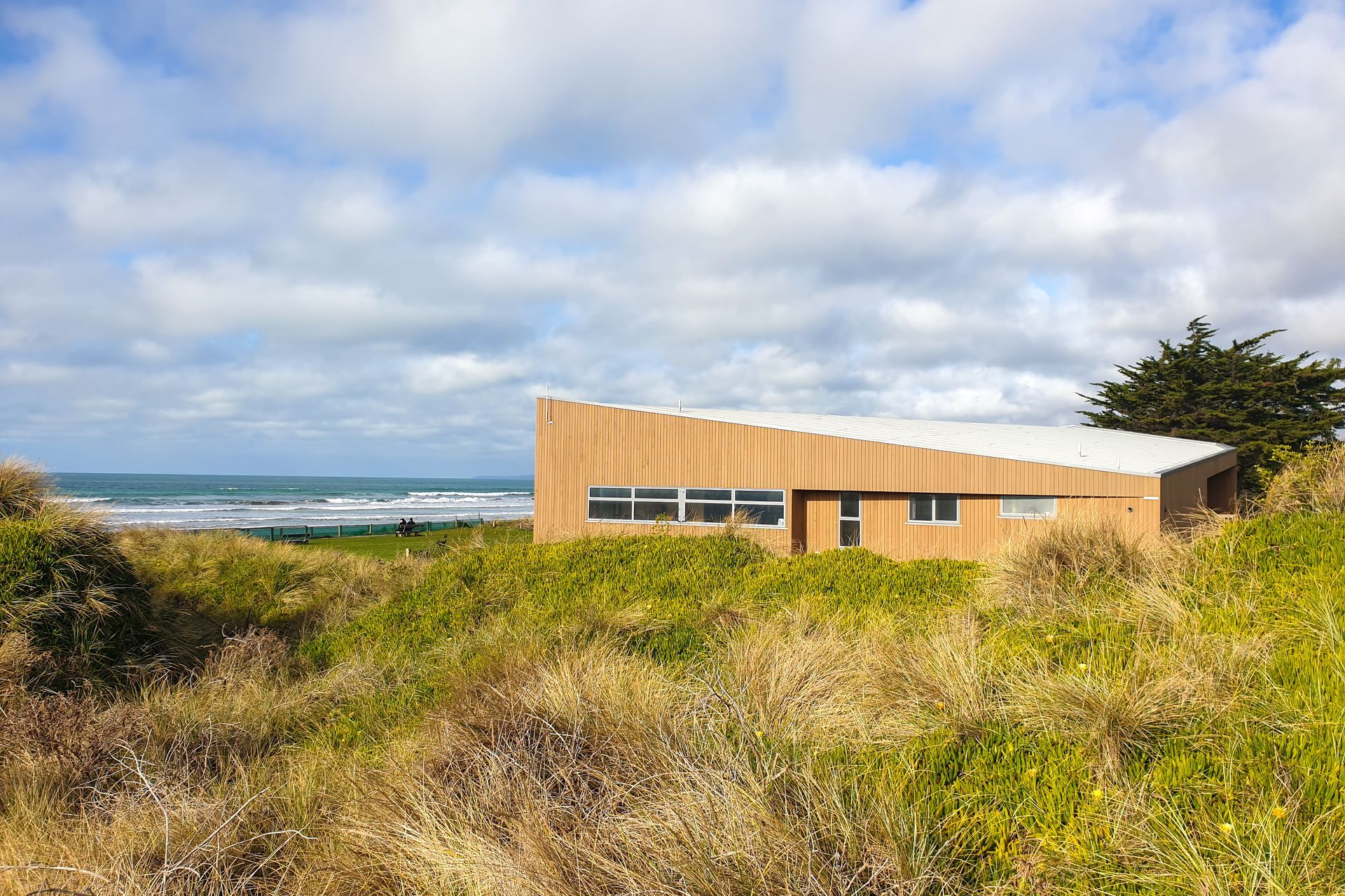 The Soprema DuOtherm Warm Roof solution was specified for the South Brighton Surf Lifesaving Club to provide the protection needed with a high-end aesthetic.