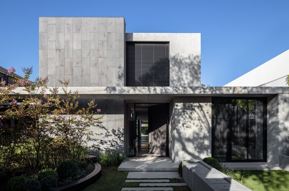 The moody entrance to the Sussex Residence is distinct, and stands out to passers-by. Photography: Timothy Kaye