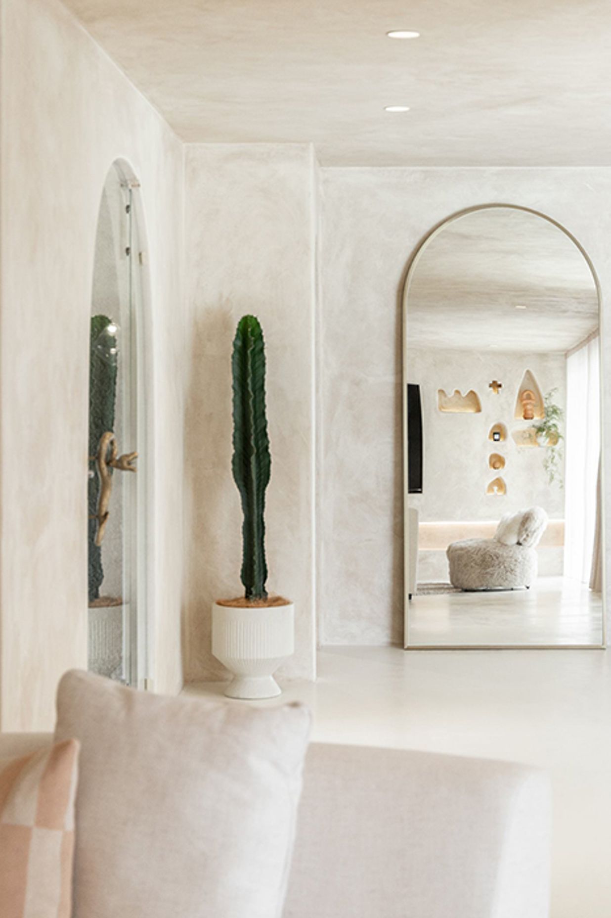 According to Elle, the organic minimalism trend is here to stay. Image via abiinteriors.com.au