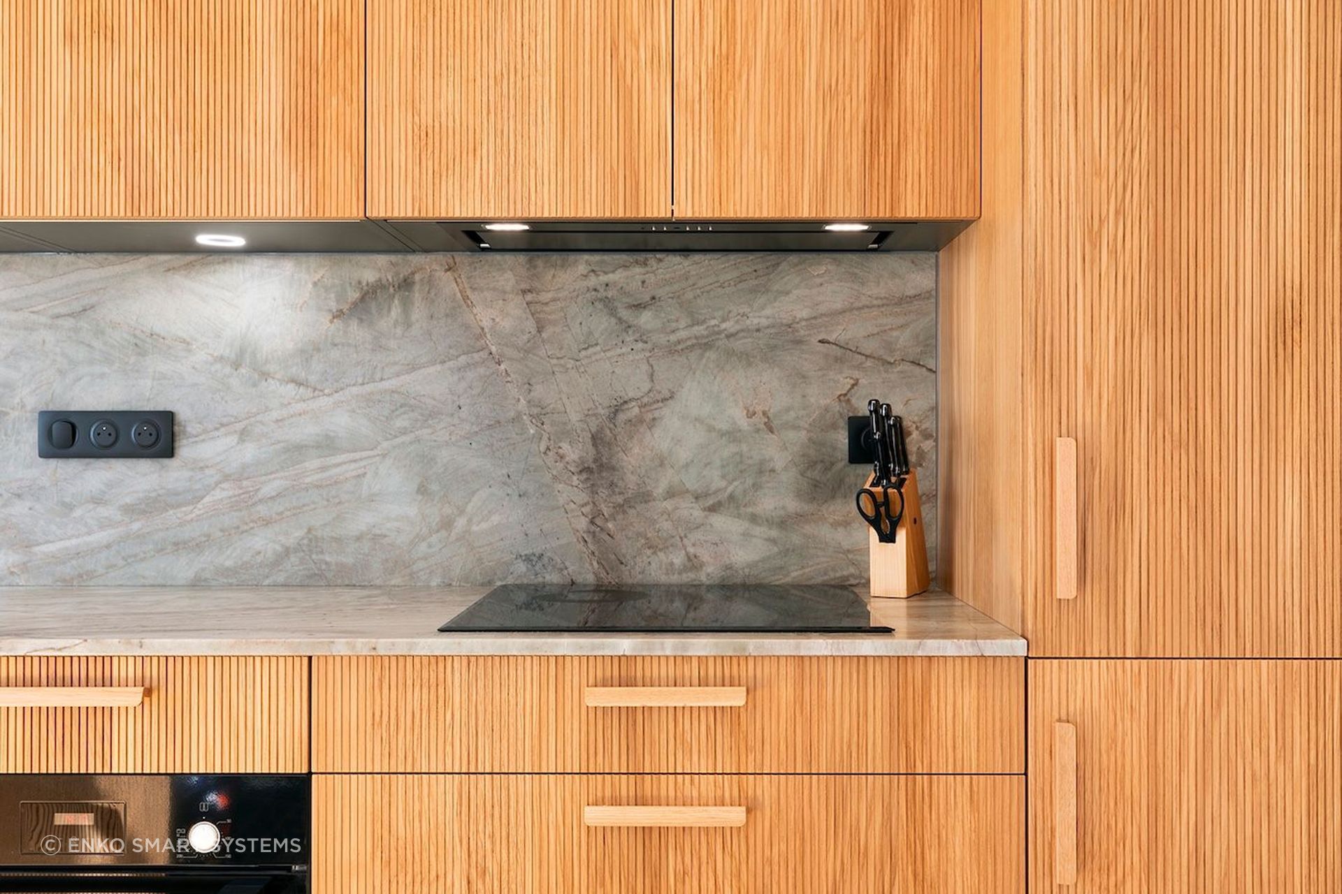 the-flapp-touch-viefe-in-a-warm-kitchen-by-inova-cuisine3.jpg