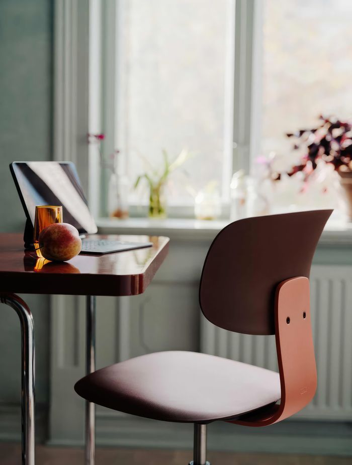 The HÅG Tion is one of the most sustainably designed task chairs available, made from 70-75% recycled materials | Ft. HÅG Tion 2100 in Chestnut/Blush