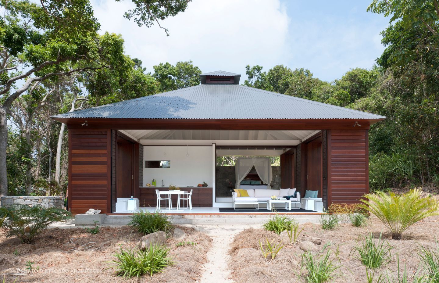 The beach house is at one with the surrounding bush and ocean setting. Photography: Willem Rethmeier