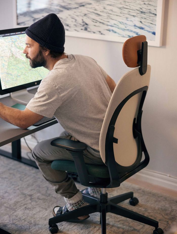 VAST: co-founder and producer Johan Jonsson working in the office with his giroflex 40 chair