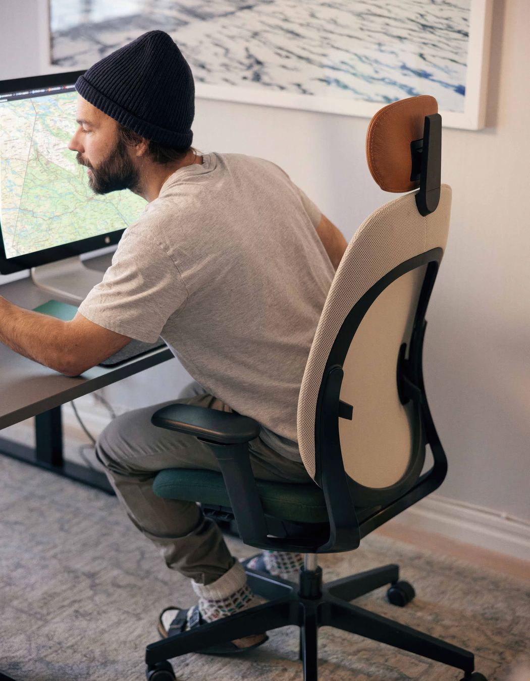 VAST: co-founder and producer Johan Jonsson working in the office with his giroflex 40 chair