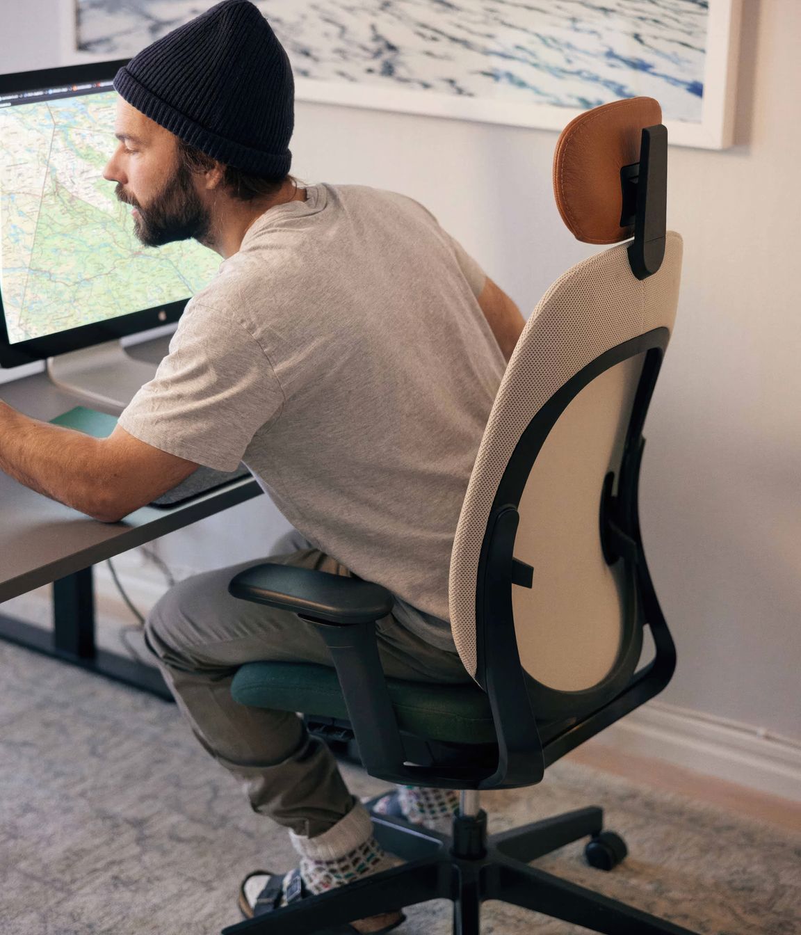 VAST: co-founder and producer Johan Jonsson working in the office with his giroflex 40 chair
