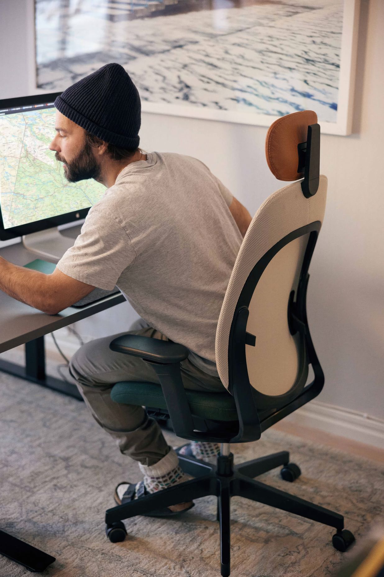 VAST: co-founder and producer Johan Jonsson working in the office with his giroflex 40 chair
