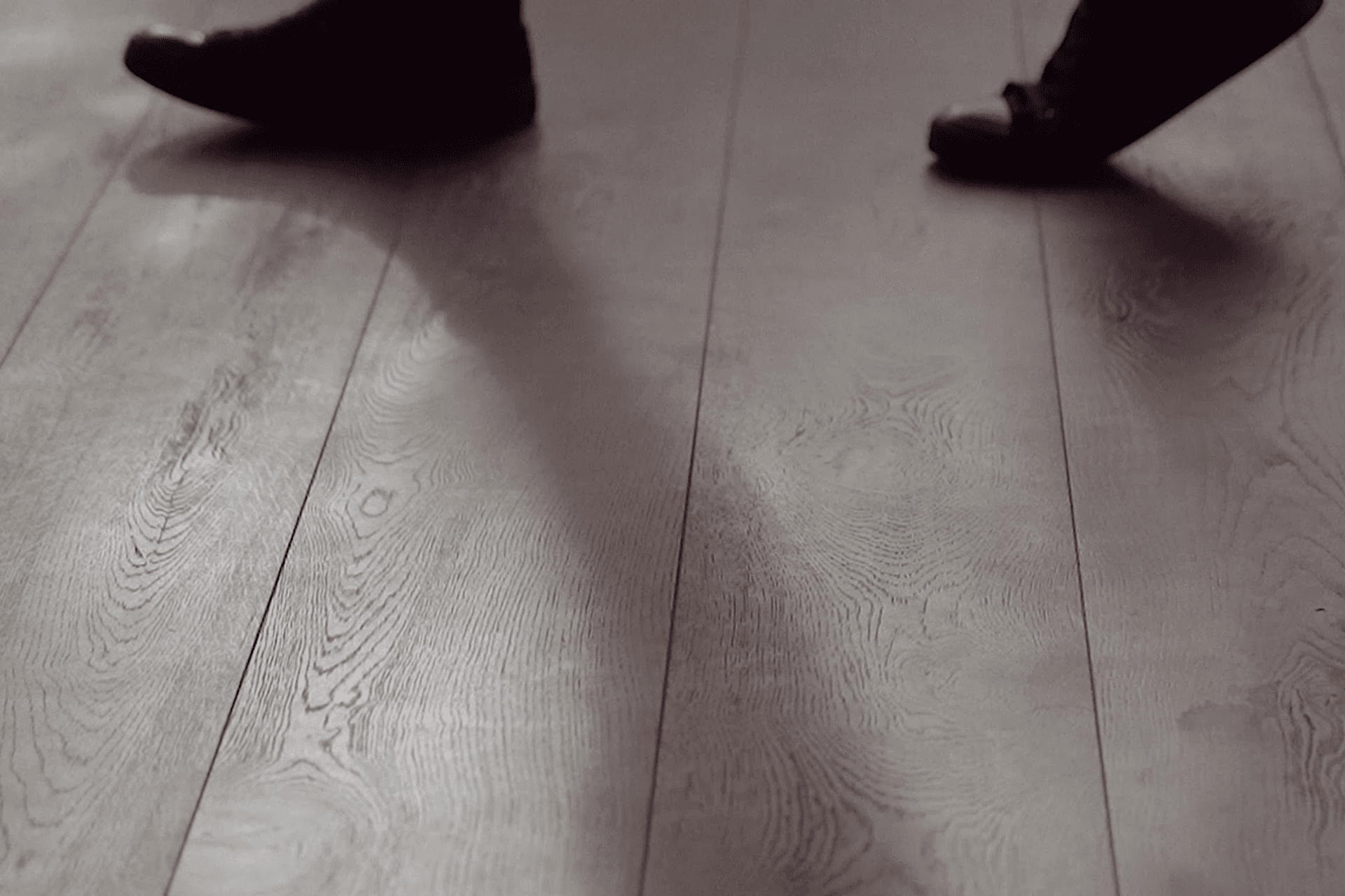 During the manufacturing process, the surface is deeply brushed to reveal the natural wood grain and to impart a luxurious feel underfoot.