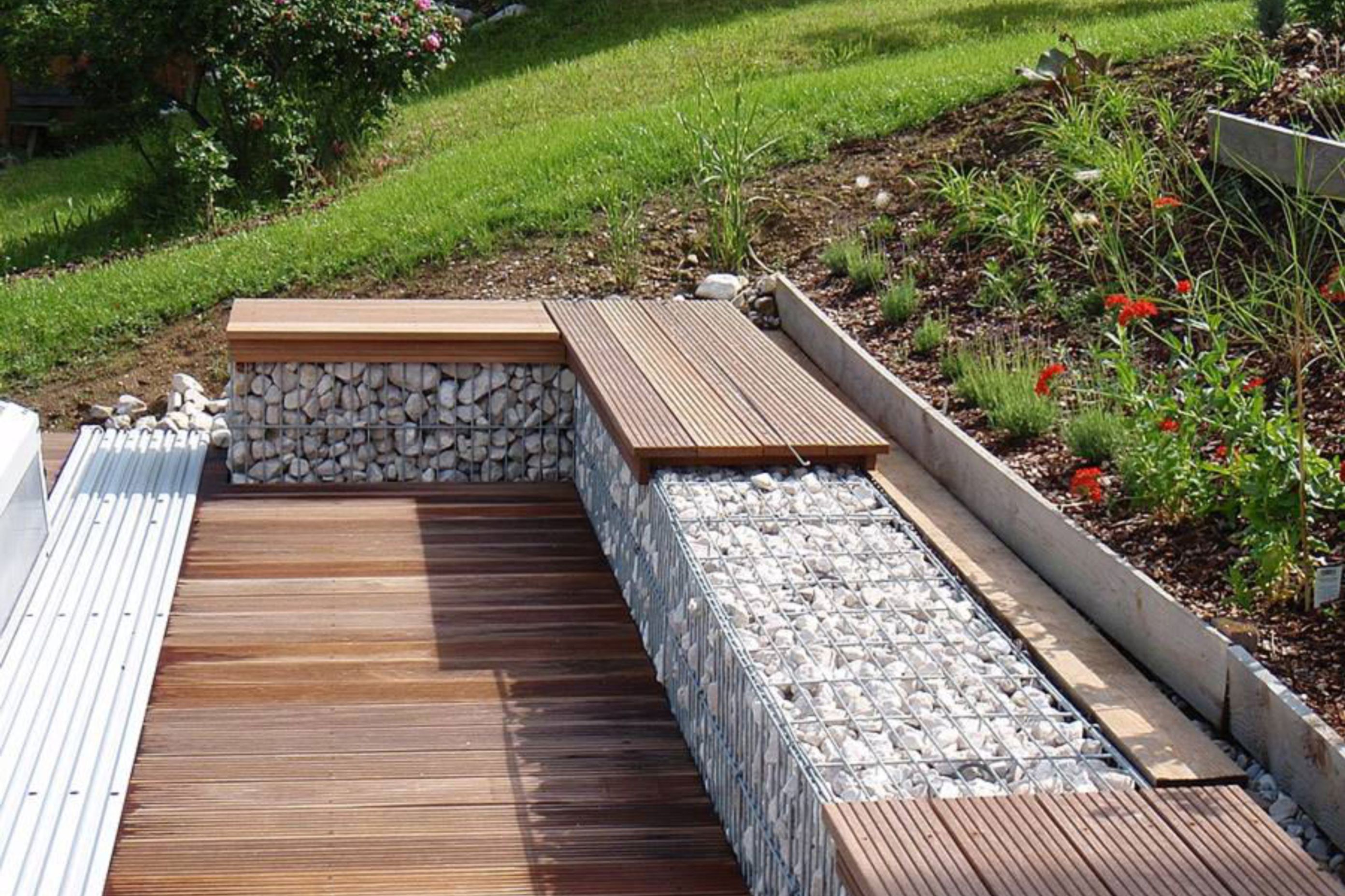 Ideal for urban landscape application, RAWE Gabion Stoneboxes are manufactured in a range of standard sizes and are made with 7mm double-dipped galvanised steel wire. 