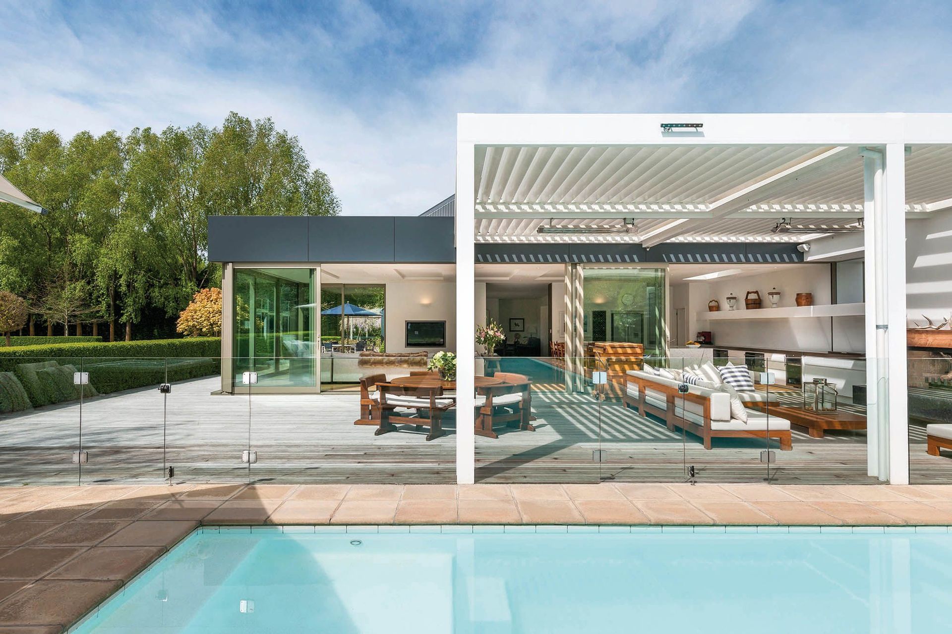 A beautiful outdoor space featuring Opening Louvre Roofs by Louvretec New Zealand.