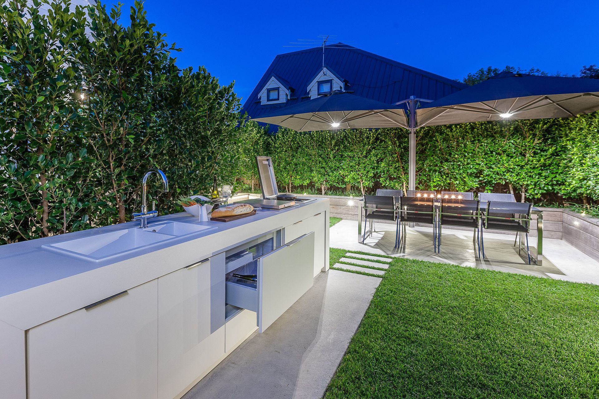 A stylish Mt Eden Outdoor Kitchen by Celia Visser Design.