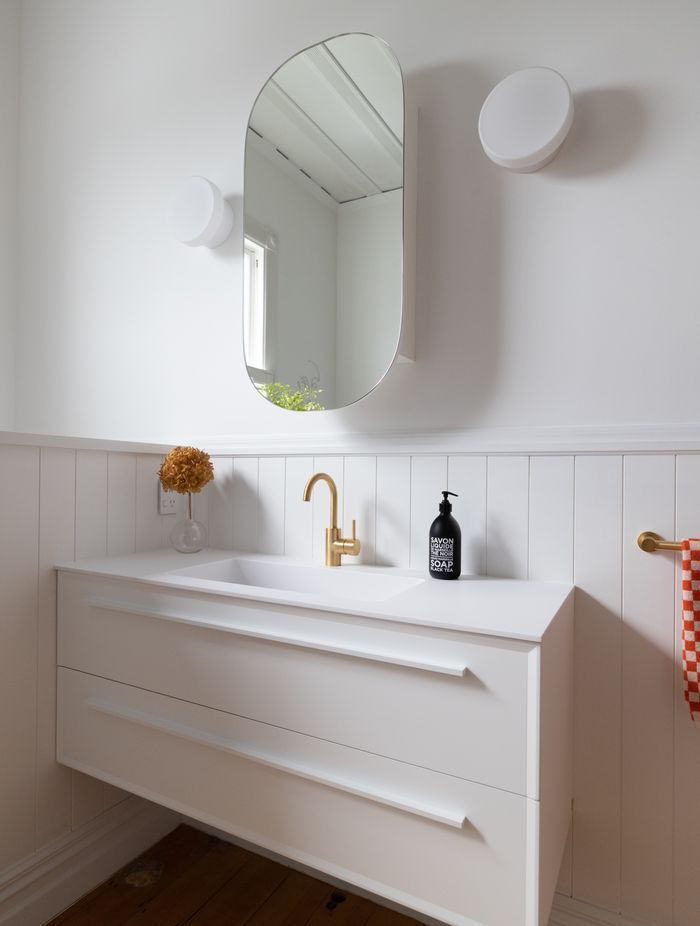 The wall-mounted vanity – part of the 7.0 Vanity Collection by Falper available from Plumbline – makes the space feel larger.