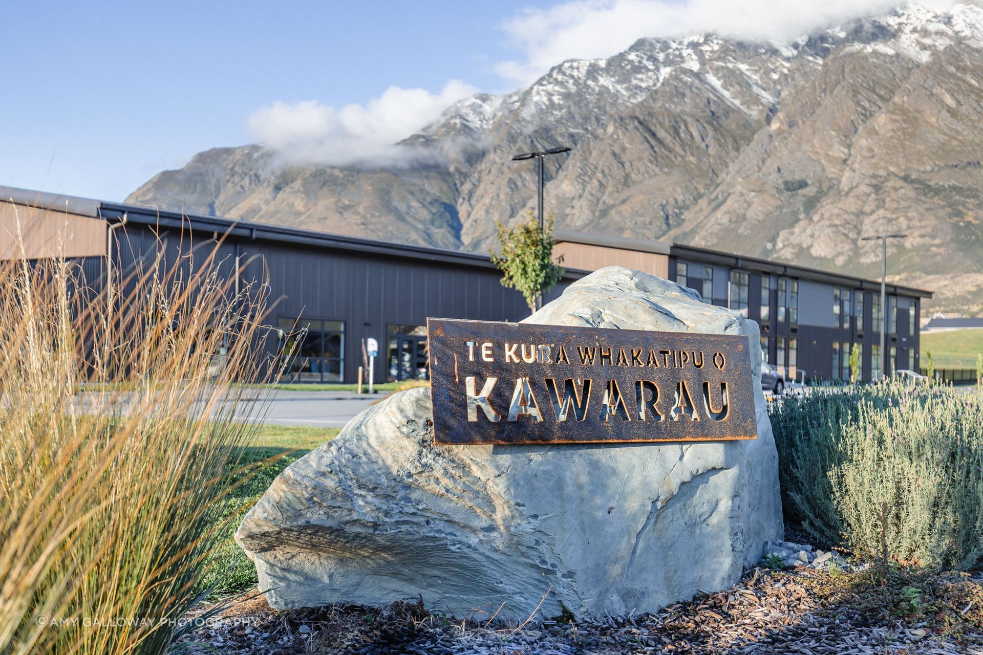 Boulders uncovered during the construction were utilised as part of the entrance signage. Rather than taking them off site, Kamo Marsh chose to feature them as a way to showcase the natural landscape