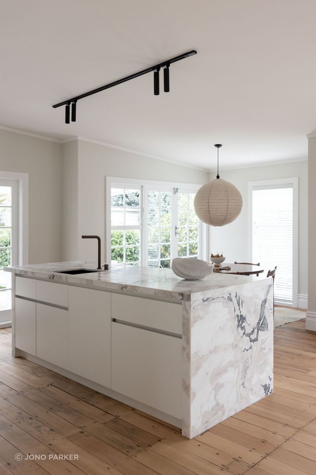 The island features an integrated Bosch dishwasher.