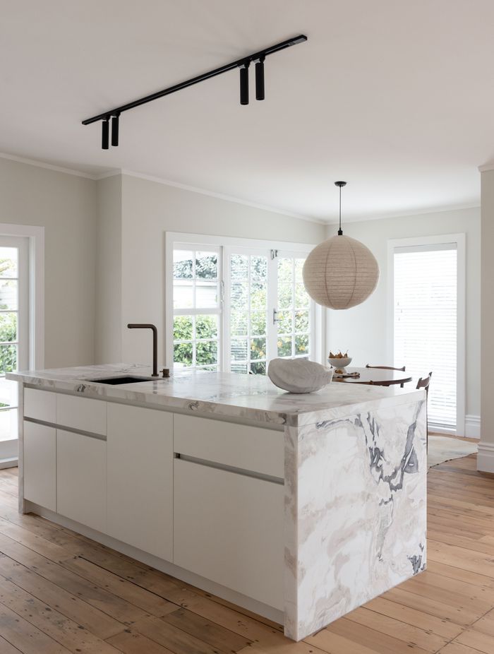 The island features an integrated Bosch dishwasher.