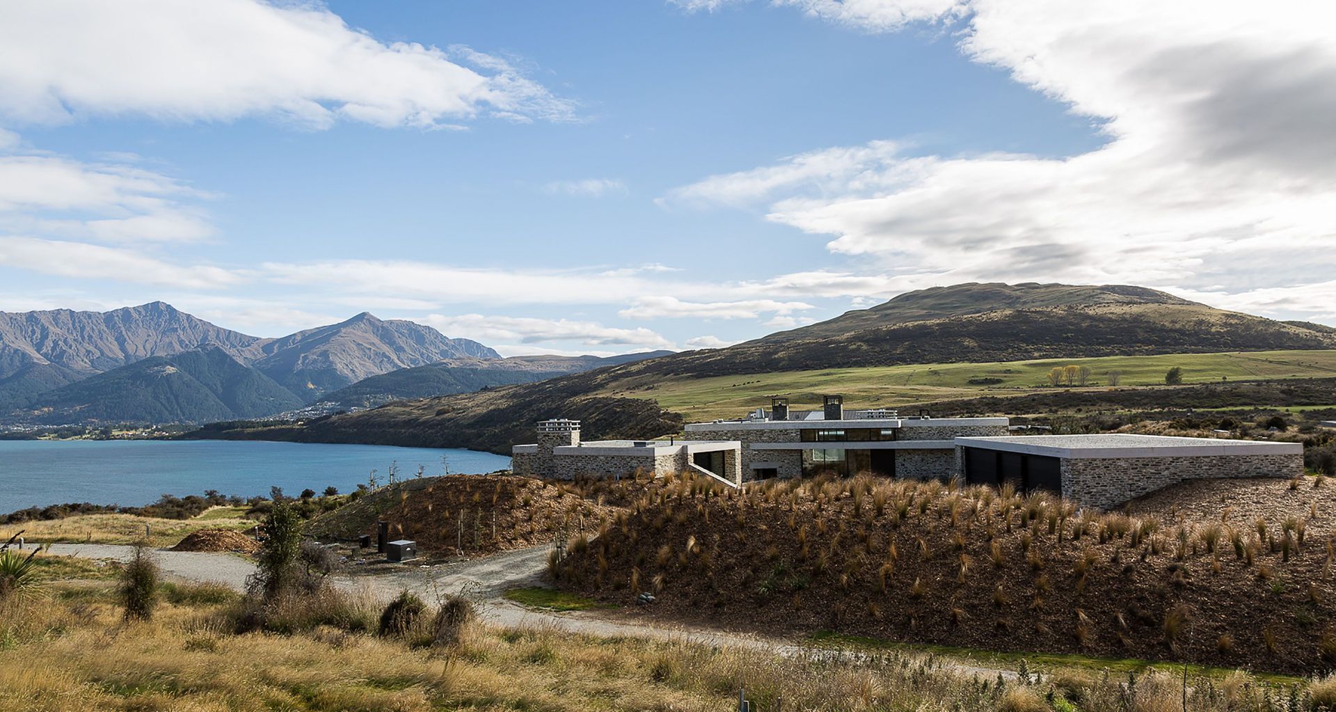 Jacks Retreat, designed by Mason & Wales with significant contributions from Stephen Loach, settles quietly into the rugged Jacks Point landscape.