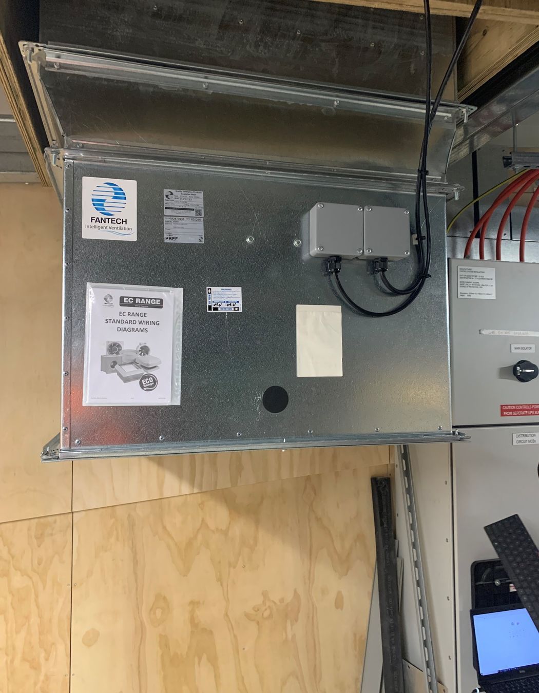 The PowerLine Ultra EC Series fan uses energy saving EC motor technology, making it most efficient in spaces where conditions vary over the course of the day.