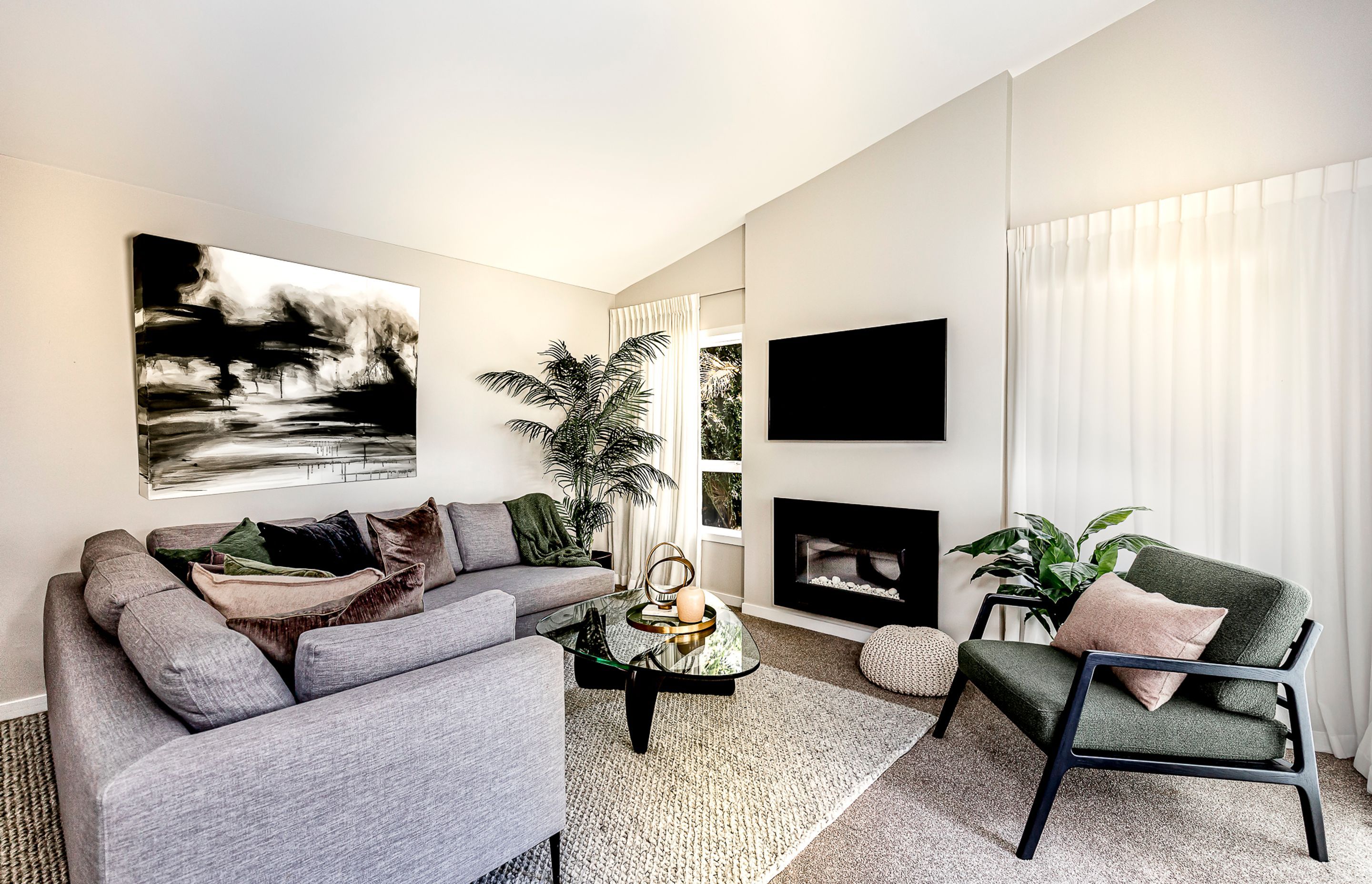 Natural colours and texture combine in this space, with strong pieces making a statement.