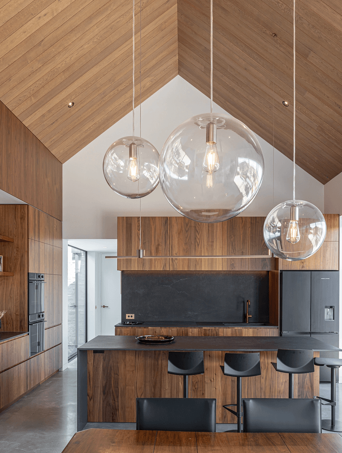 The warmth and richness of timber shine through at Cunningham Drive, featuring VidaPlank Mudbrick Ceiling Lining. | Photography: John Williams