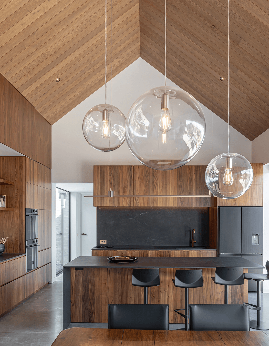 The warmth and richness of timber shine through at Cunningham Drive, featuring VidaPlank Mudbrick Ceiling Lining. | Photography: John Williams
