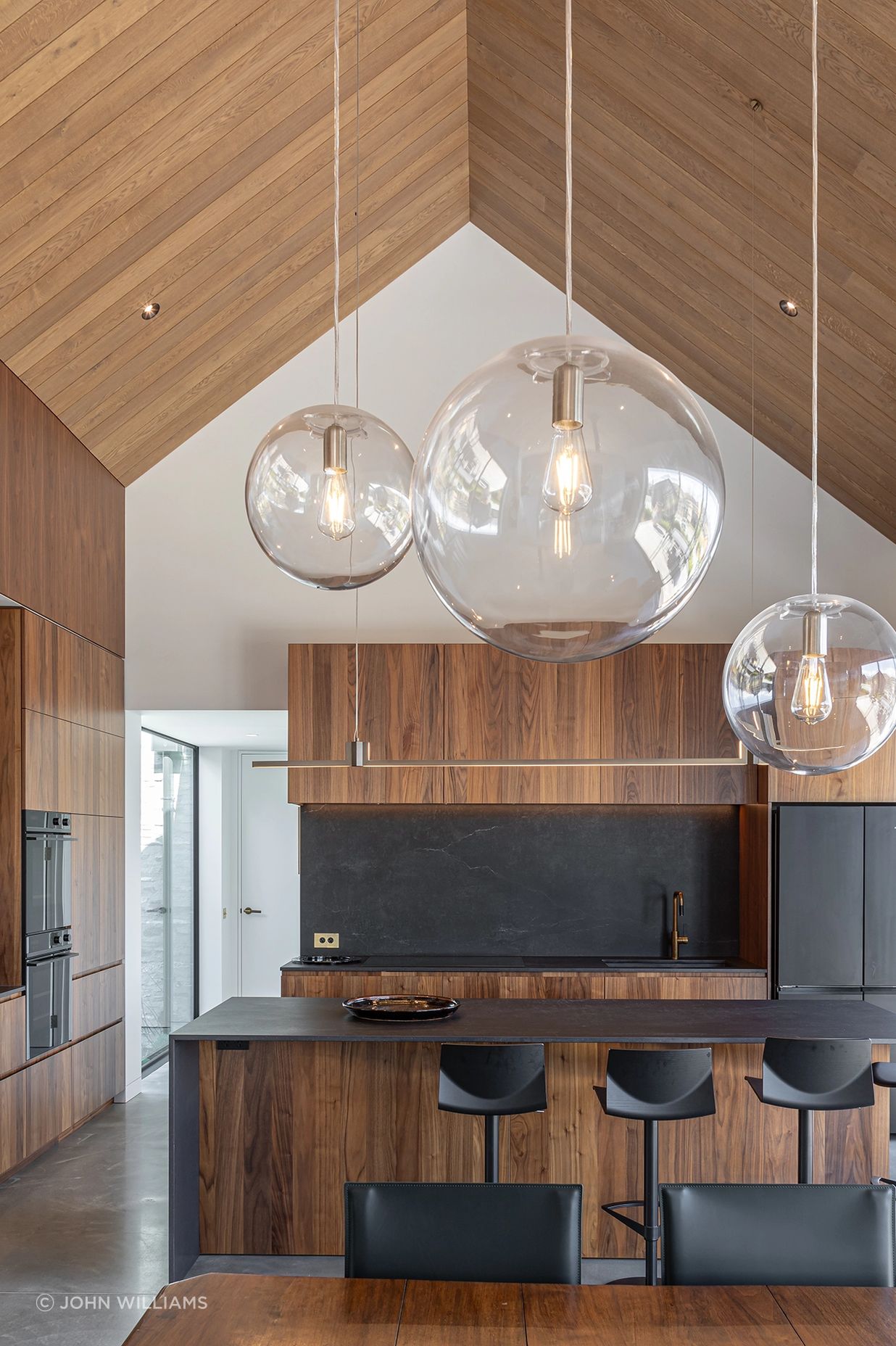 The warmth and richness of timber shine through at Cunningham Drive, featuring VidaPlank Mudbrick Ceiling Lining. | Photography: John Williams