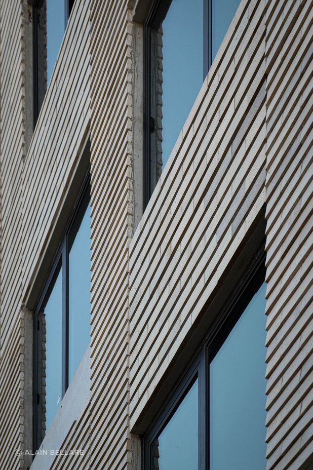 Sitting above the original brickwork, locally-sourced Krause Imperial Emperor Bricks in Ghost Grey have been used to create a textural façade with an almost fabric-like effect.