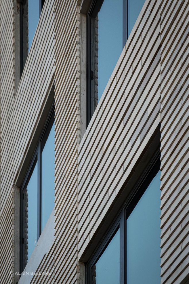 Sitting above the original brickwork, locally-sourced Krause Imperial Emperor Bricks in Ghost Grey have been used to create a textural façade with an almost fabric-like effect.