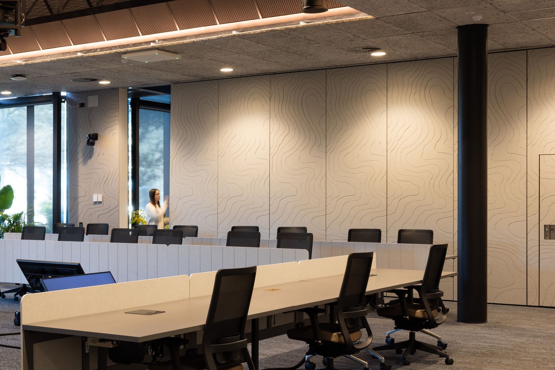 As standard, the DORMA Variflex is equipped with manually operated retractable top and bottom seals, ensuring ease of operation and guaranteed acoustic sealing.