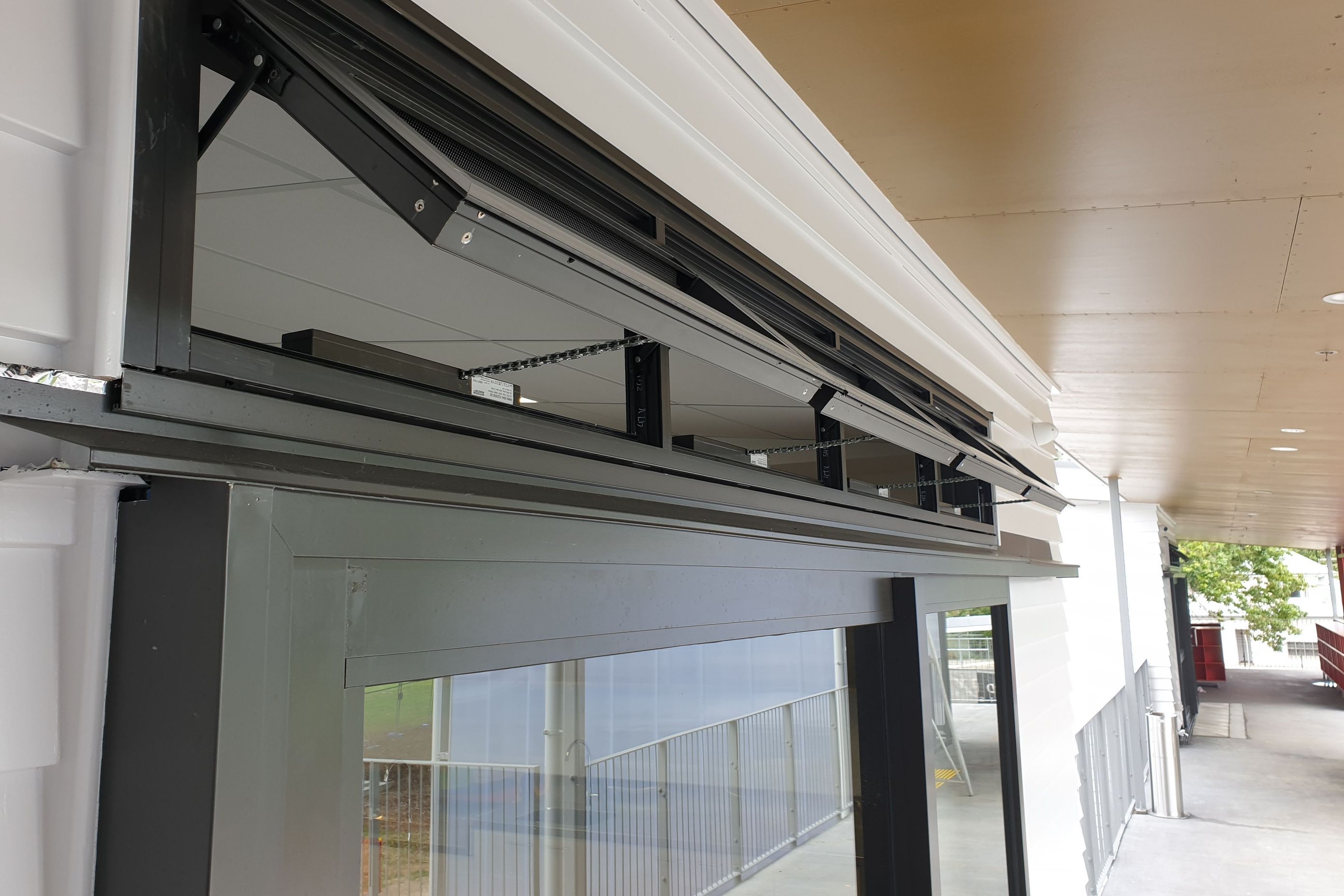 At Waterview Primary School, WindowMaster Smart WCC PLUS controllers and WindowMaster WMX804 chain drives where provided to supply ventilation across four learning studios.