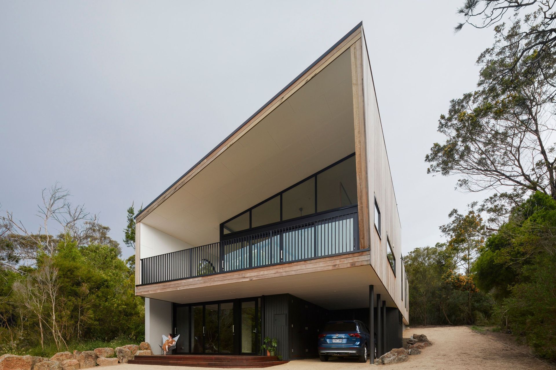 The shape of the dwelling changes on approach.