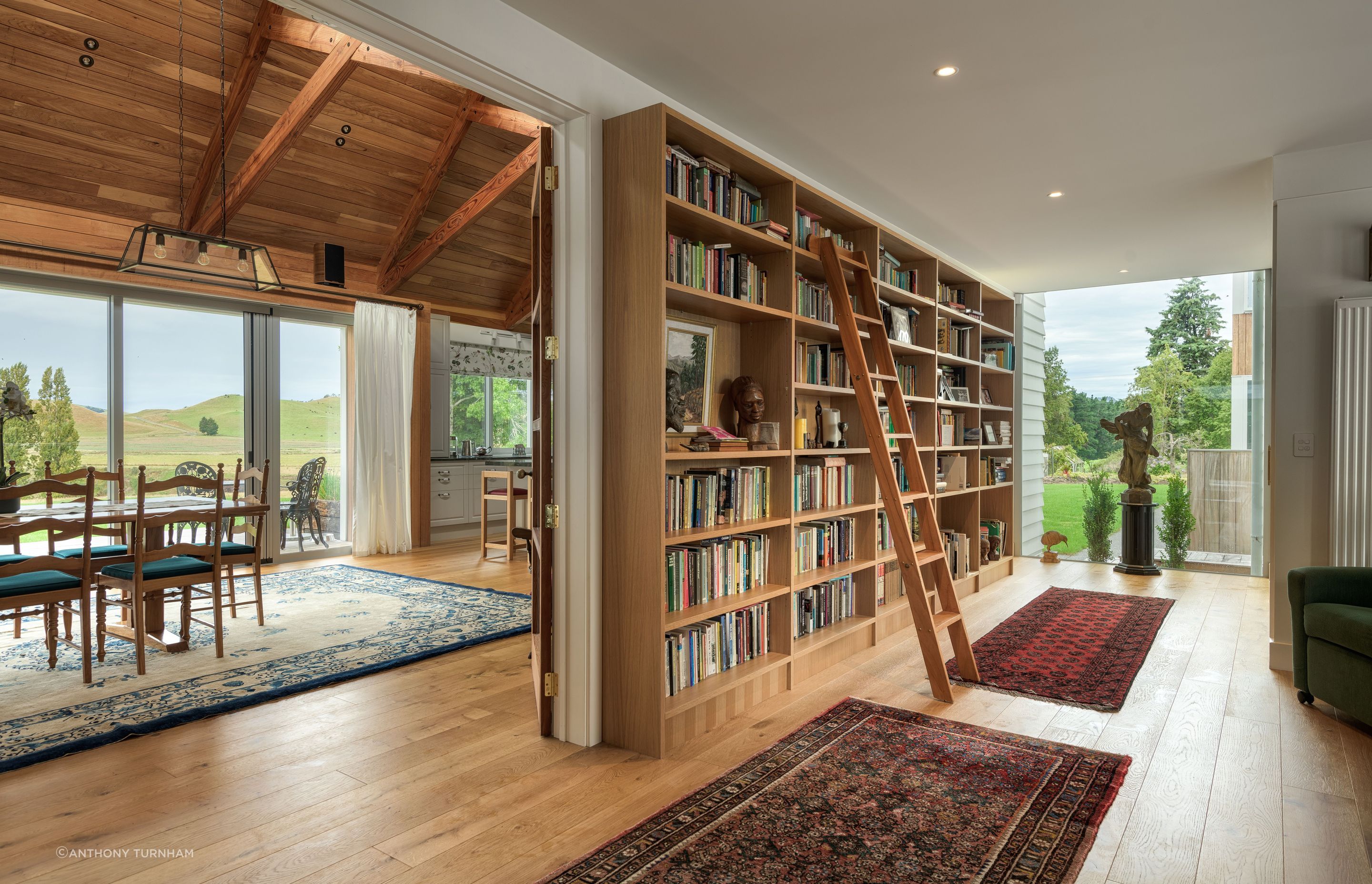 The homeowners have an extensive book collection, which is on display in the entrance gallery. The idea was to engage with the books every day rather than having a traditional library tucked away.