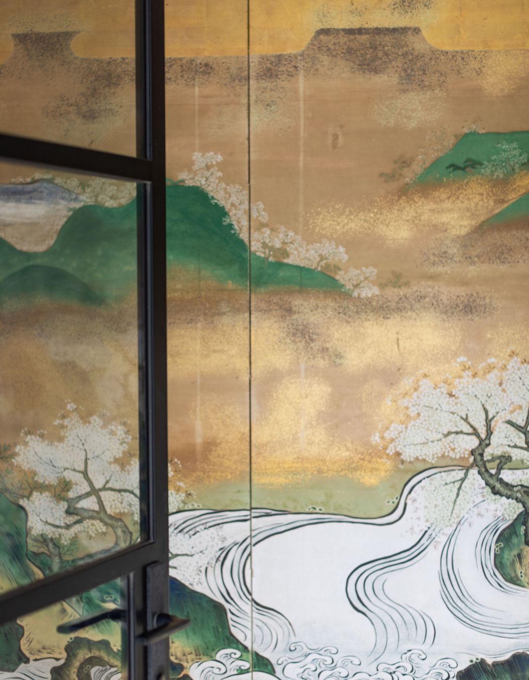 A close-up of the Japanese screen.