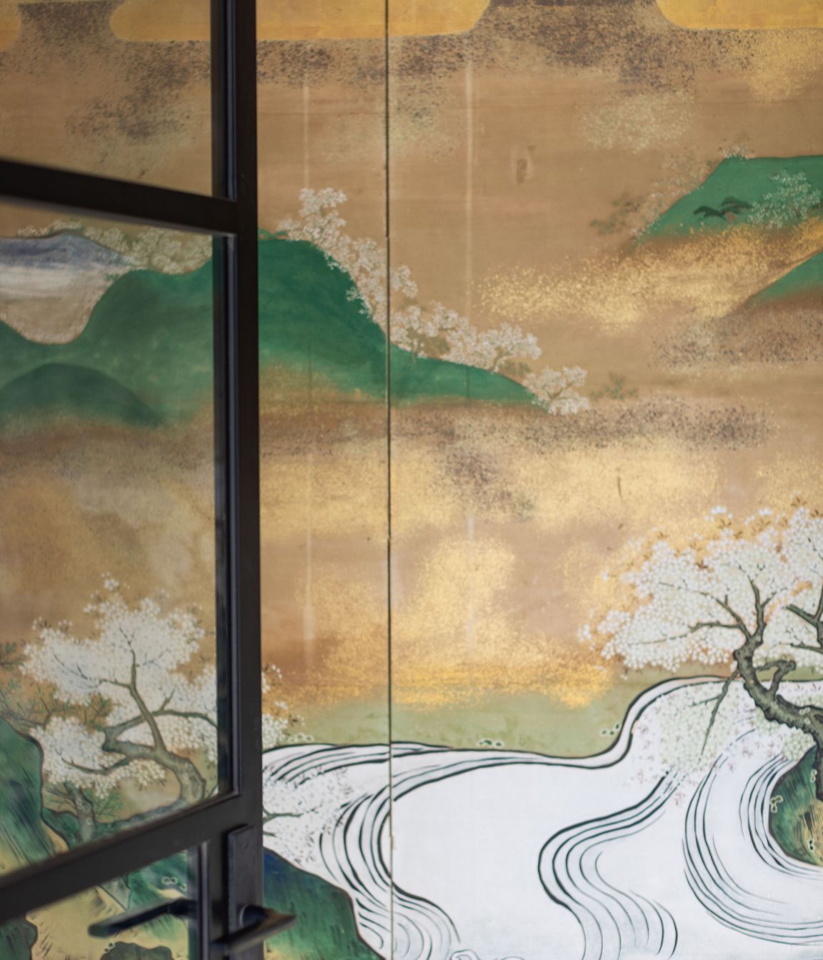 A close-up of the Japanese screen.
