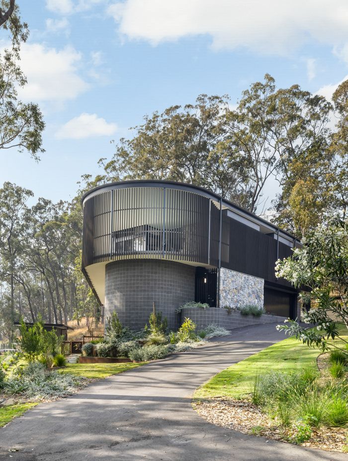 Robust materials were chosen for the exterior, including shot-blasted face blockwork, extensive glazing, and metal roofing, to fortify the structure against potential bushfire threats.
