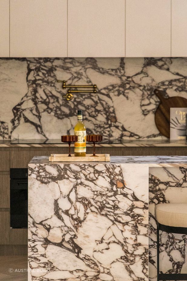 Calacatta Viola is Smartstone’s interpretation of a unique and striking Italian marble. The sintered surface with dramatic grape-purple veins on a white base can be masterfully applied to create a stunning centrepiece, as it has been in this kitchen.