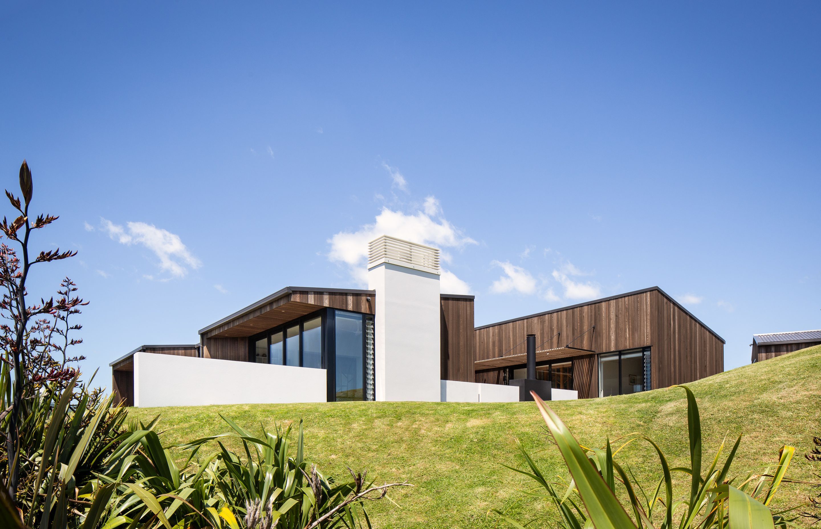 The Takahē House is situated near a marine reserve on the Kāpiti Coast.