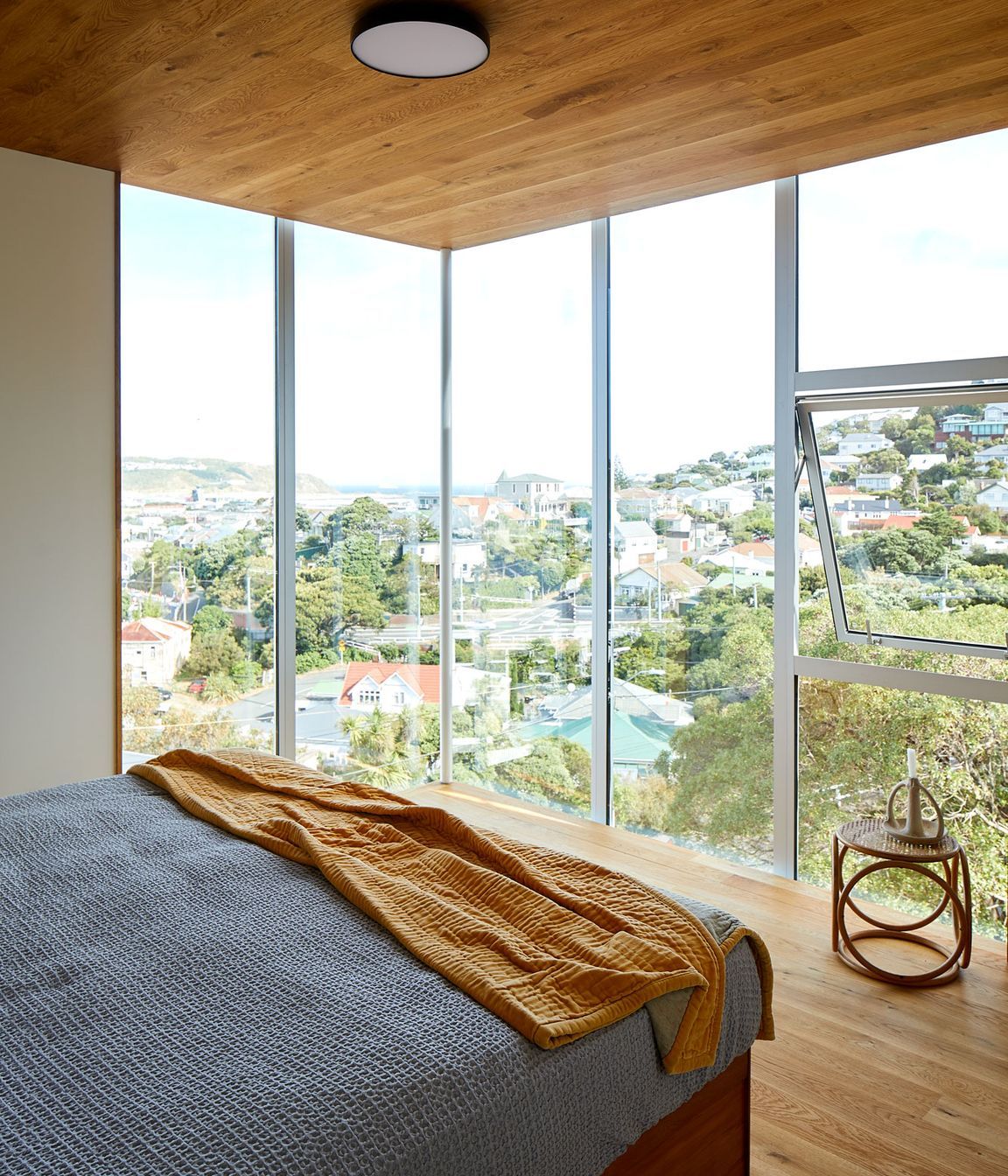 The guest bedroom, the only part of the house with vertiginous views. Elsewhere you don’t feel like you’re on an edge, says Sally Ogle of Patchwork Architecture.