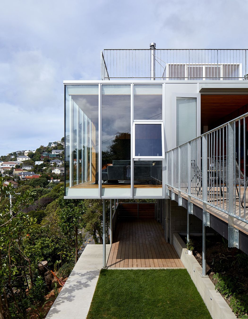 Care was taken to create a lawn that’s sheltered and private despite the steep site.