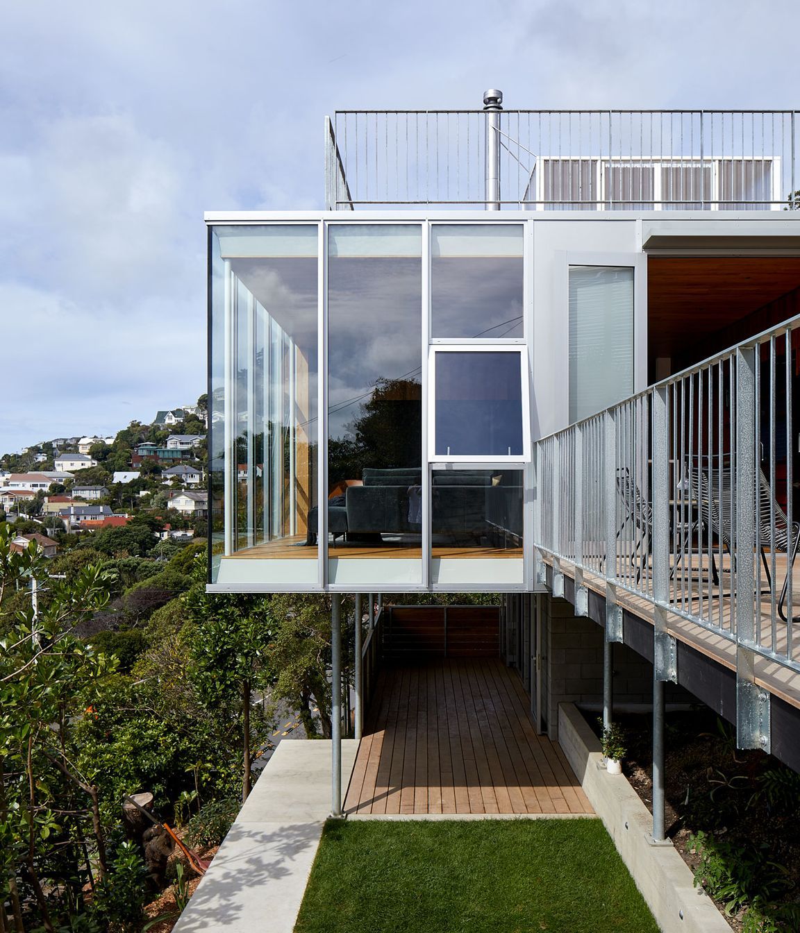 Care was taken to create a lawn that’s sheltered and private despite the steep site.