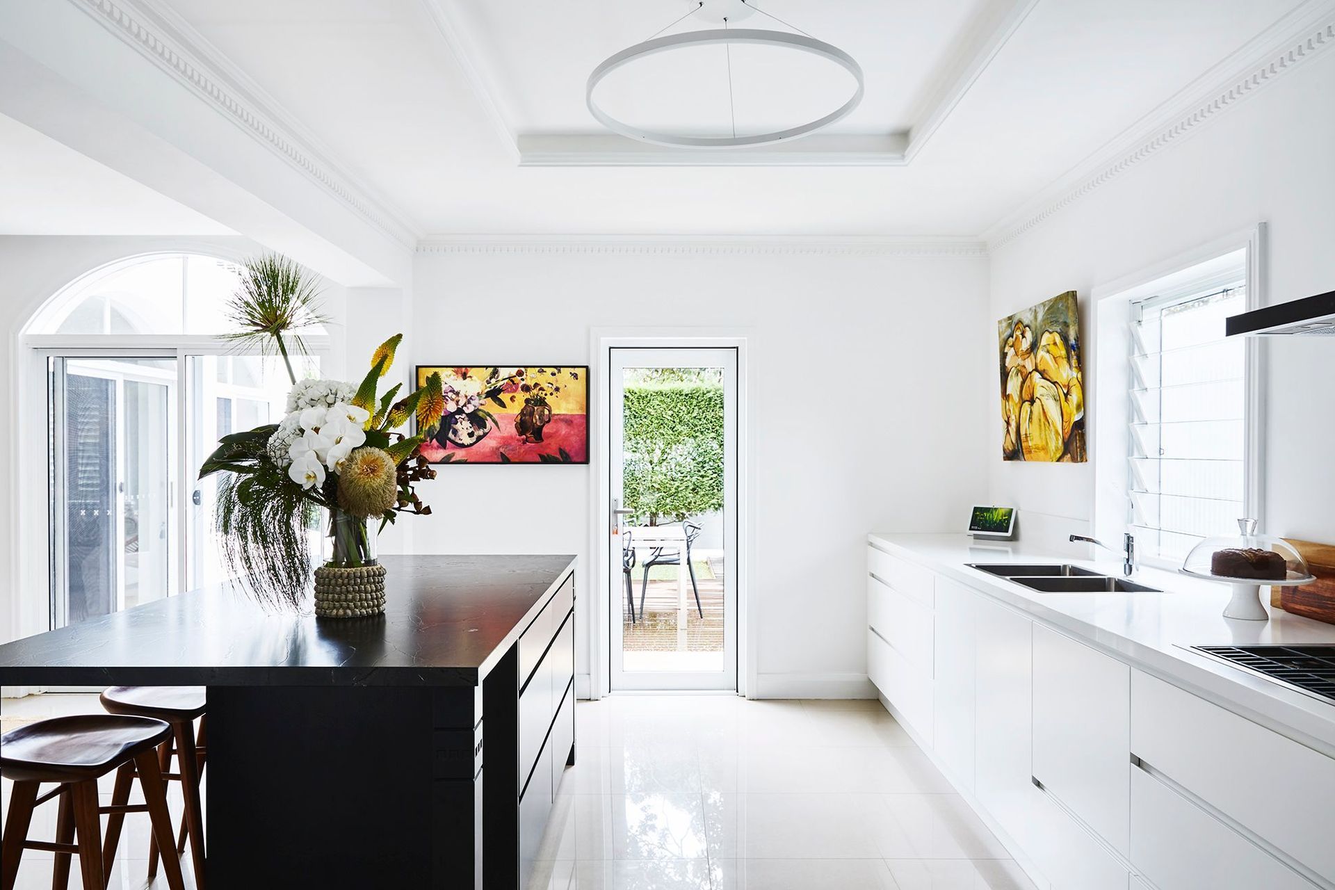 A few works of art can make a big difference in a kitchen - Photography: Amanda Prior Photography