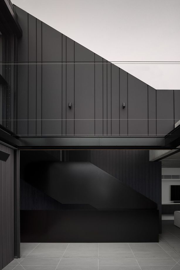 Using the No.1 Architectural Panel Systems’ Expression profile achieved smaller pan widths and variations in the pan widths to craft an organic pattern.