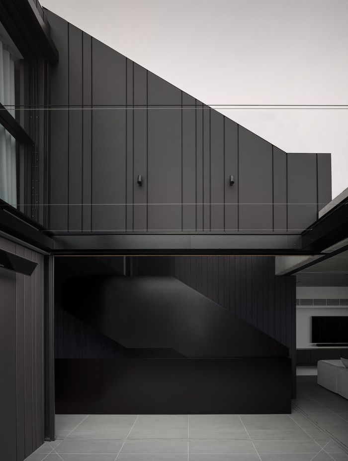 Using the No.1 Architectural Panel Systems’ Expression profile achieved smaller pan widths and variations in the pan widths to craft an organic pattern.