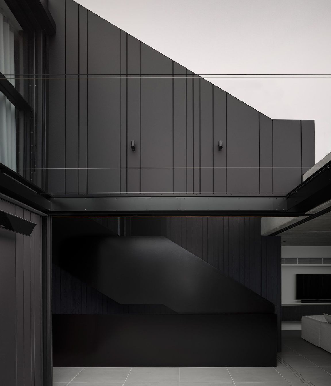 Using the No.1 Architectural Panel Systems’ Expression profile achieved smaller pan widths and variations in the pan widths to craft an organic pattern.