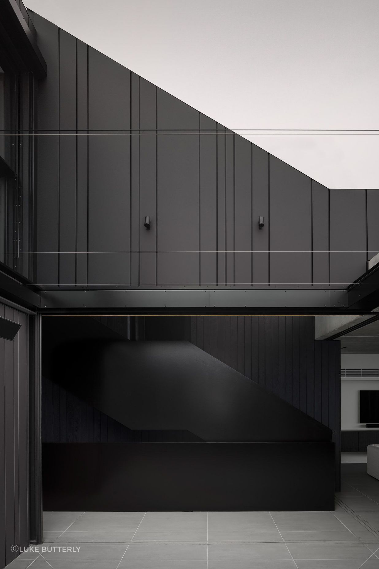 Using the No.1 Architectural Panel Systems’ Expression profile achieved smaller pan widths and variations in the pan widths to craft an organic pattern.