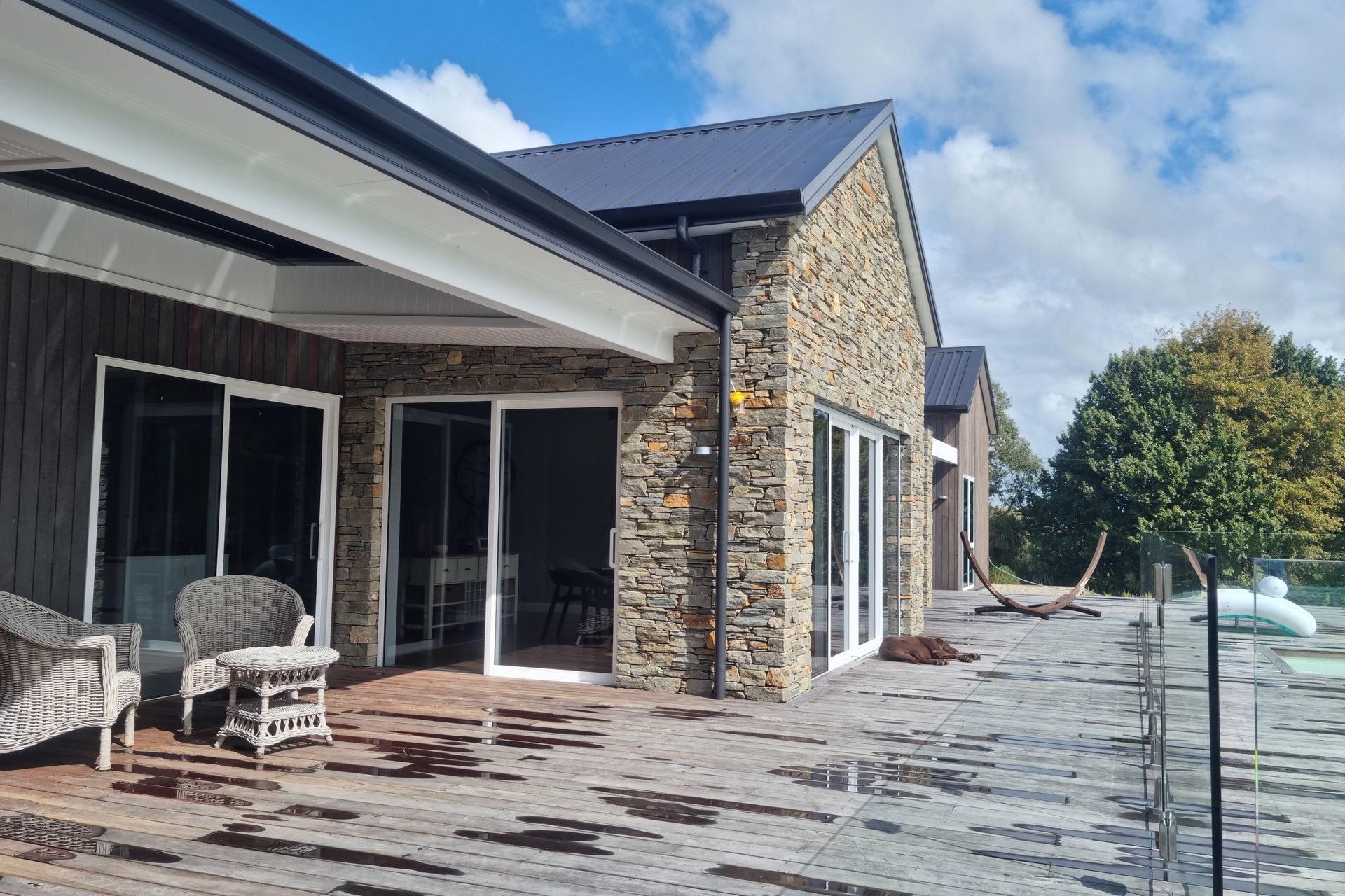 Cluden schist, the stone used at Aspin Road, is a metamorphic rock found in the Southern Alps of New Zealand. Favoured for its striking dark green colour and gorgeous natural orange and yellow flecks, the stone captures that rustic farmhouse feel popular with rural homeowners and architects alike.