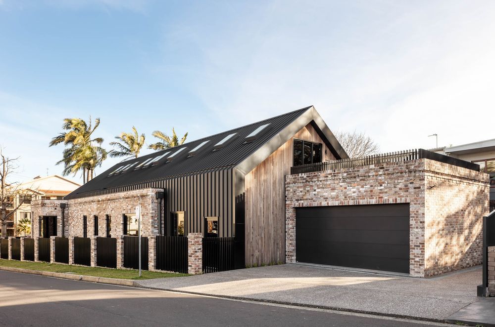 The light-coloured recycled brick finish blends the house into its urban surroundings.