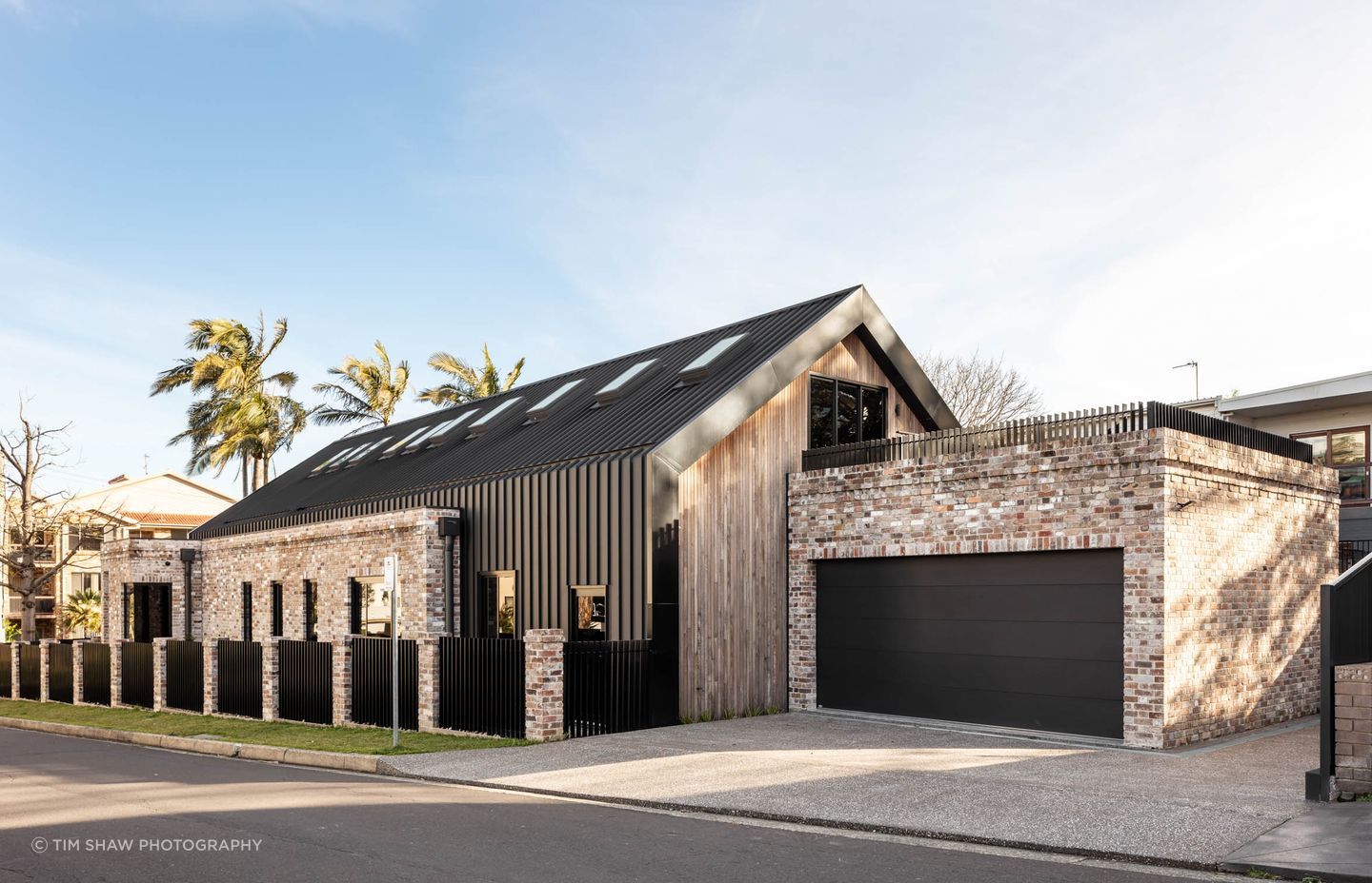 The light-coloured recycled brick finish blends the house into its urban surroundings.