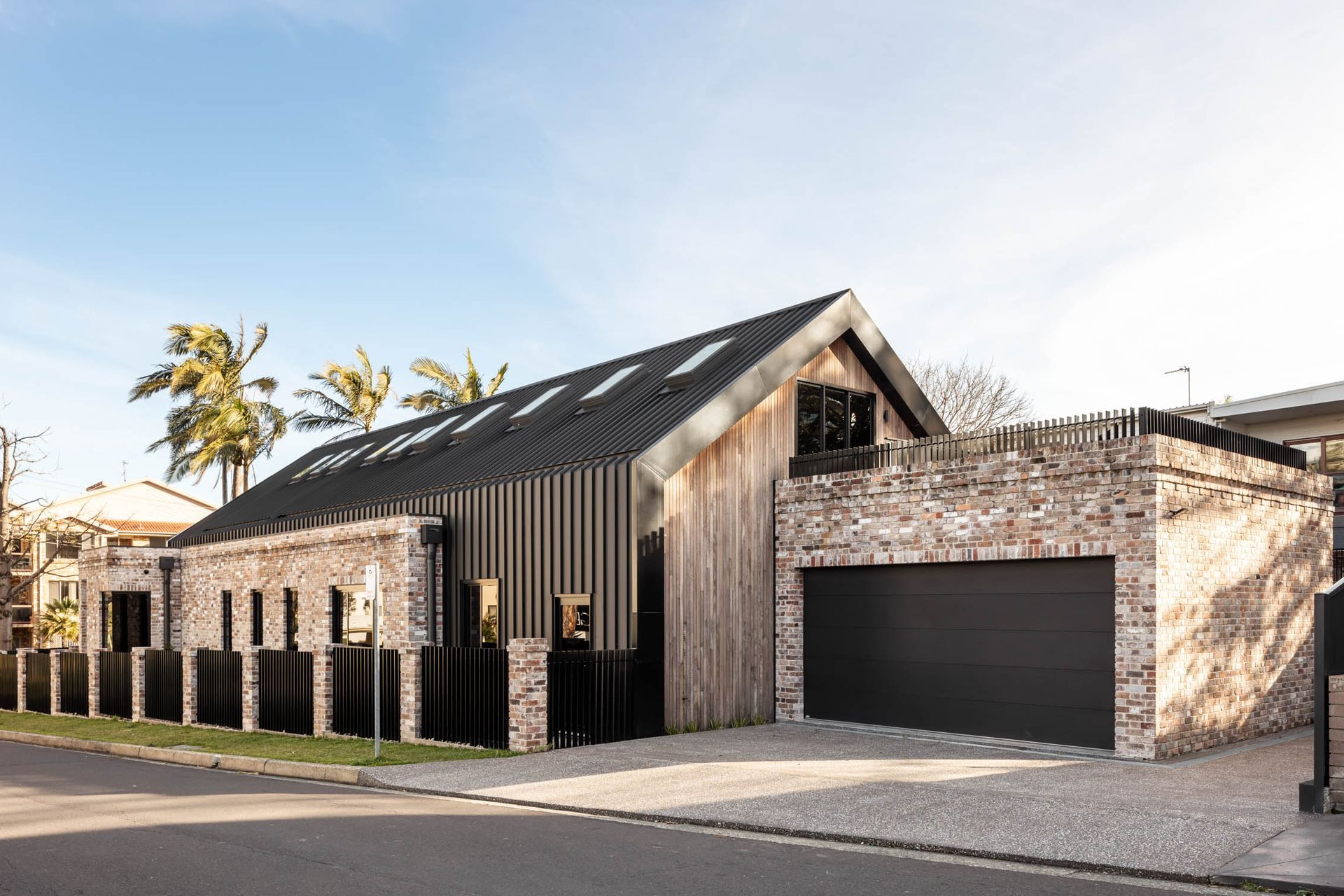 The light-coloured recycled brick finish blends the house into its urban surroundings.