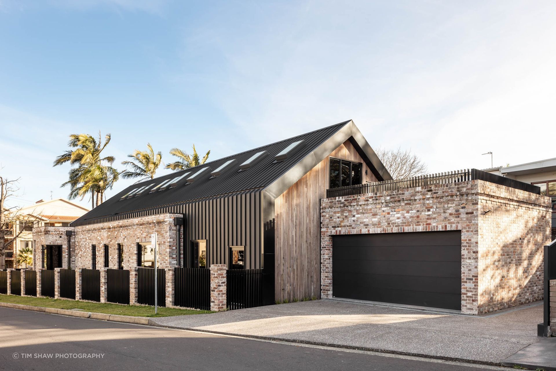 The light-coloured recycled brick finish blends the house into its urban surroundings.